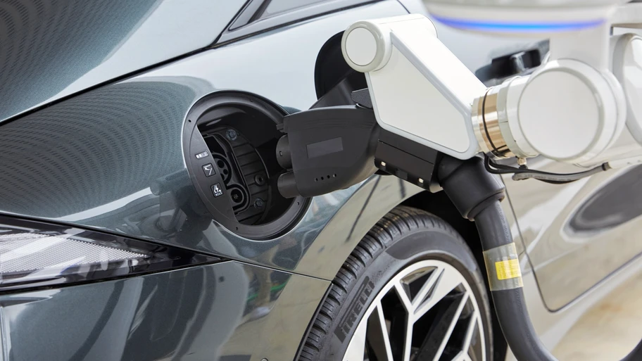 Hyundai nos muestra a su nuevo robot de carga automática para autos eléctricos